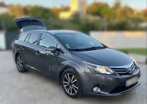 Toyota Avensis 2013 Gris