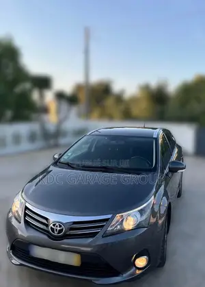 Toyota Avensis 2013 Gris