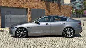 Jaguar XE 2020 Gris