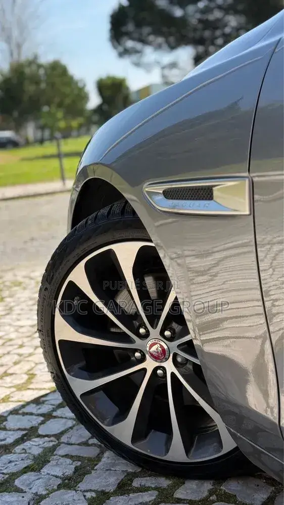 Jaguar XE 2020 Gris