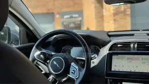 Jaguar XE 2020 Gris