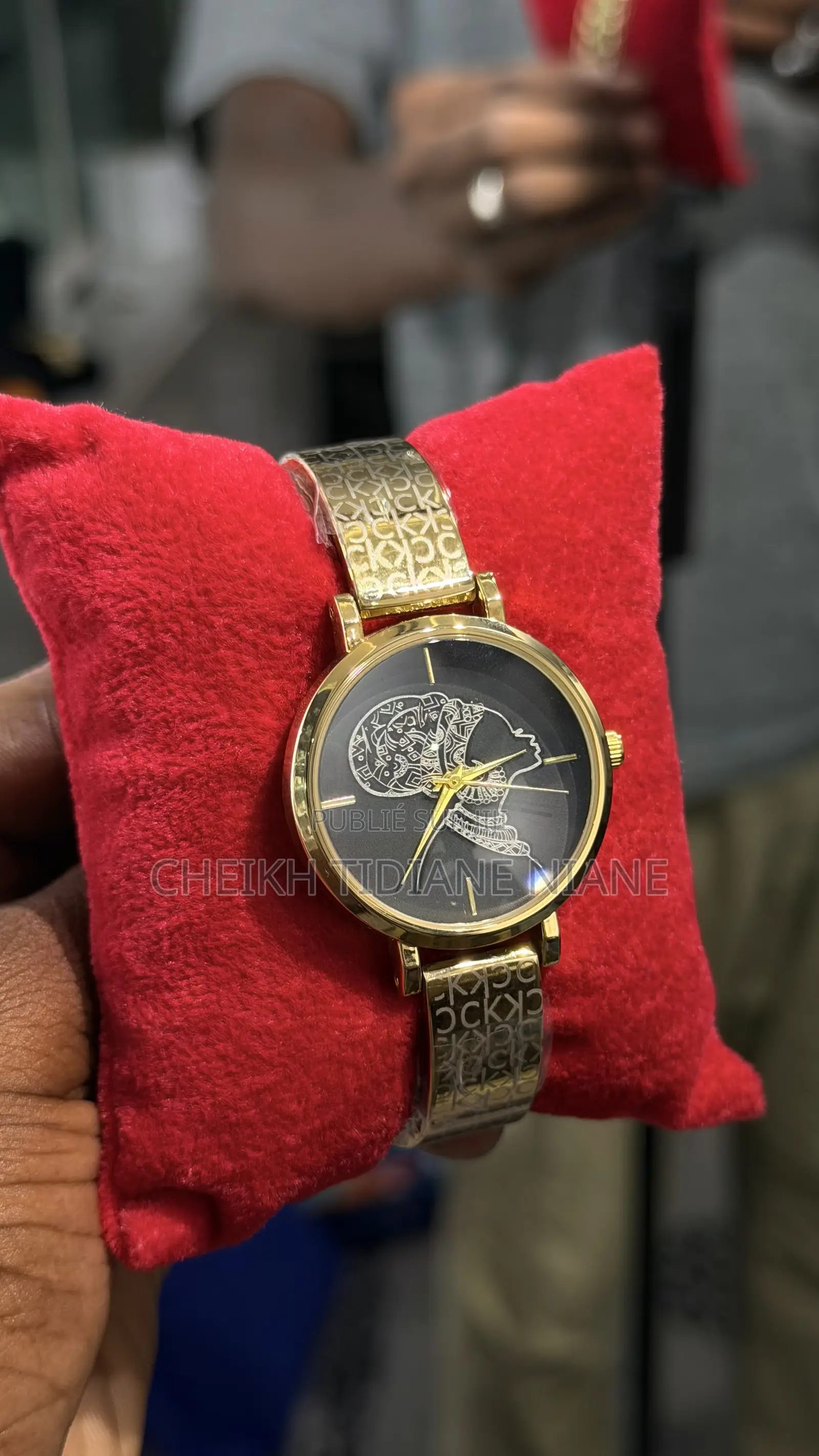 Publication 01 | Montre Personnalisée À 10.000fdisponi