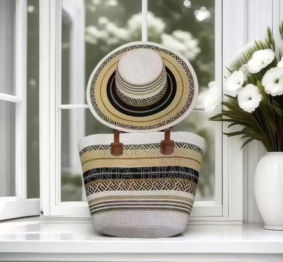 Ensemble Sacs Et Chapeaux En Paille
