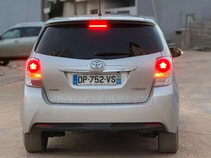 Toyota Verso 2017 Gris