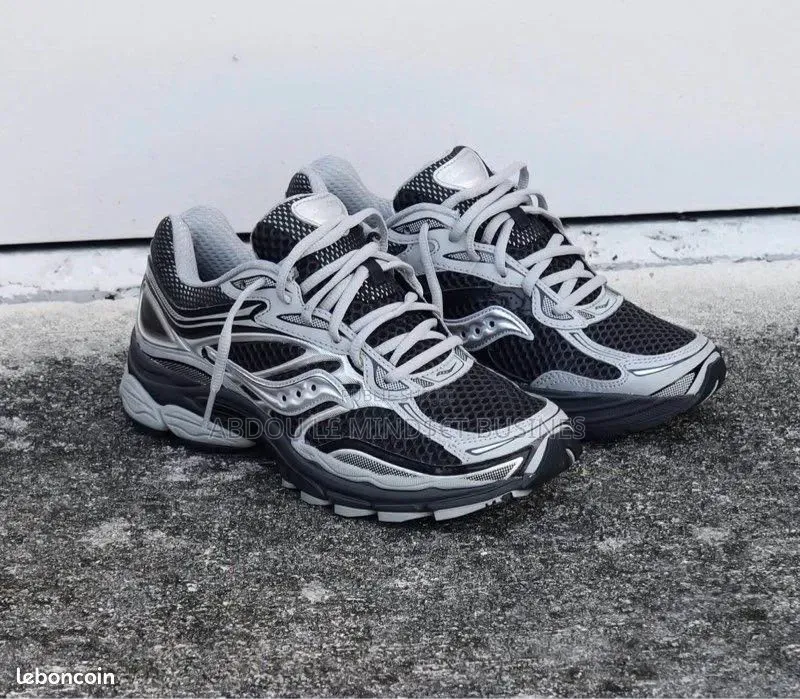 Saucony Noir-Blanc Disponible
