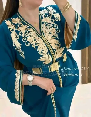  Robe Élégante Pour Femme – Très Bon État