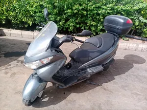 Suzuki Burgman 125 2017 Gris