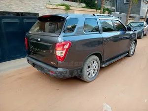 SsangYong Korando 2018 Gris