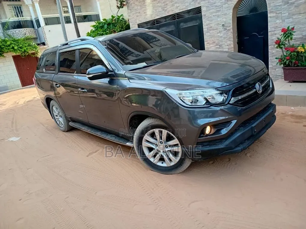 SsangYong Korando 2018 Gris
