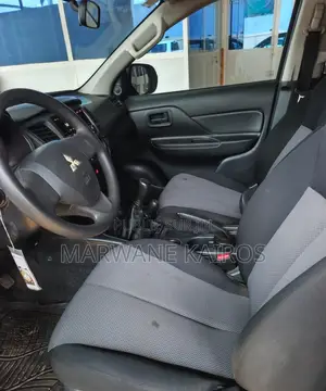 Mitsubishi L200 2022 Gris
