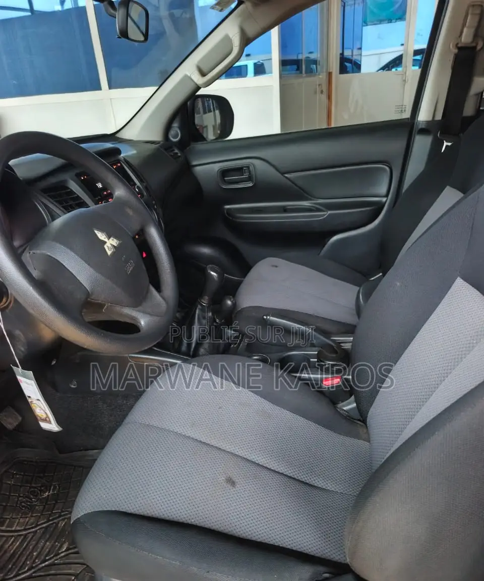 Mitsubishi L200 2022 Gris