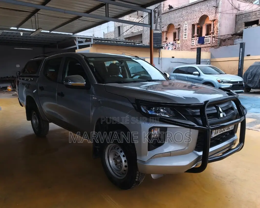 Mitsubishi L200 2022 Gris