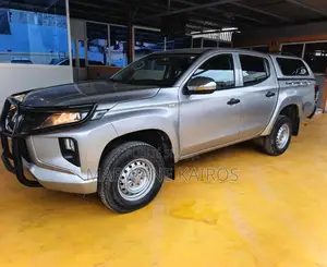 Mitsubishi L200 2022 Gris