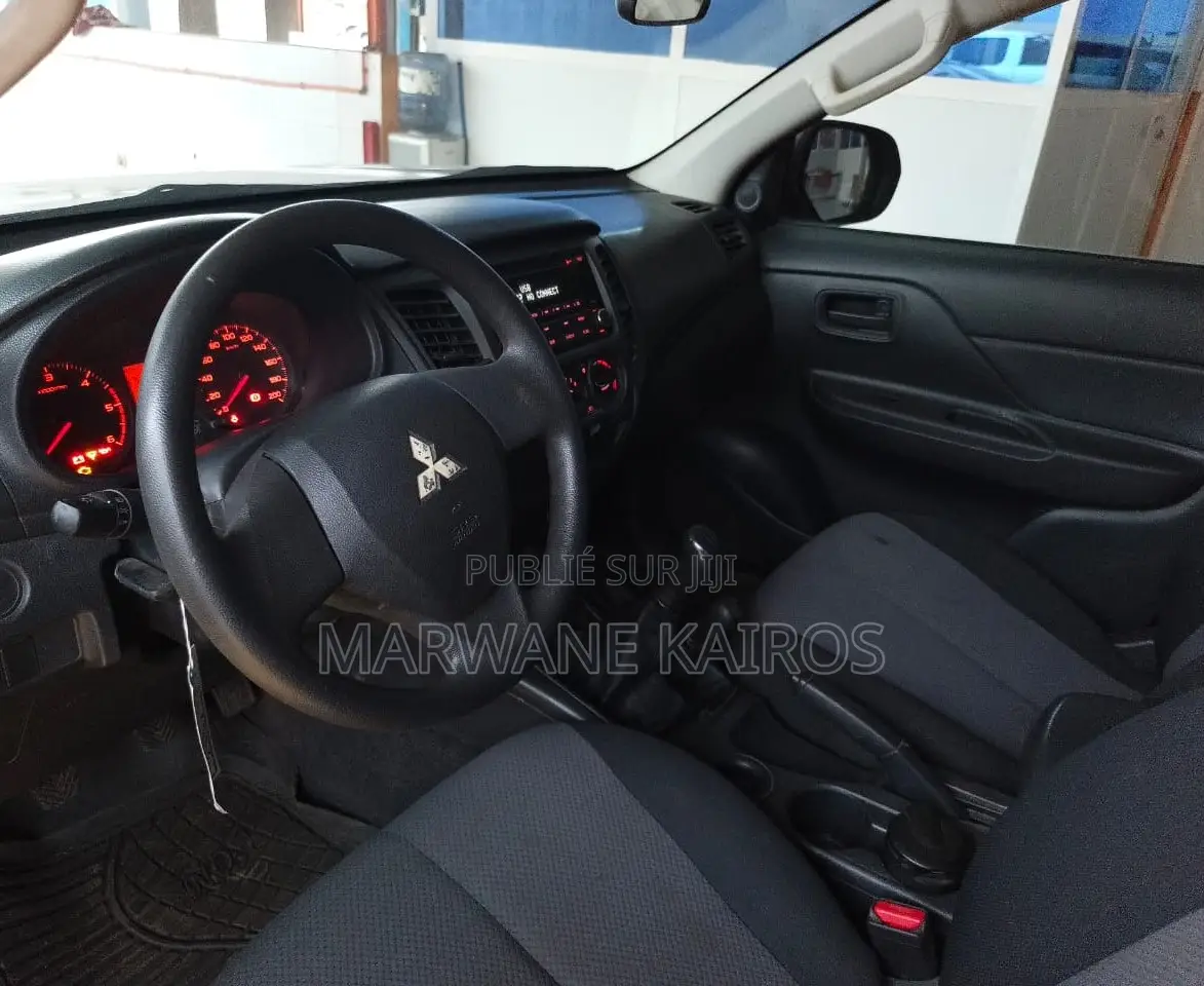 Mitsubishi L200 2022 Gris