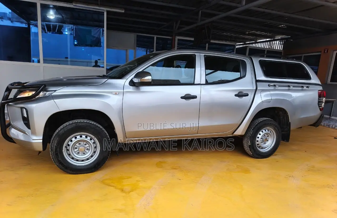 Mitsubishi L200 2022 Gris