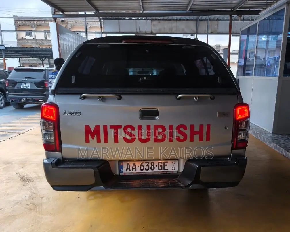 Mitsubishi L200 2022 Gris