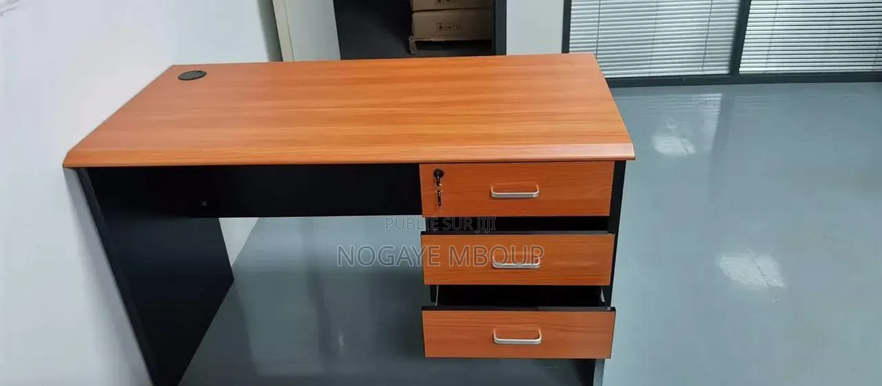 Table De Bureau Disponible