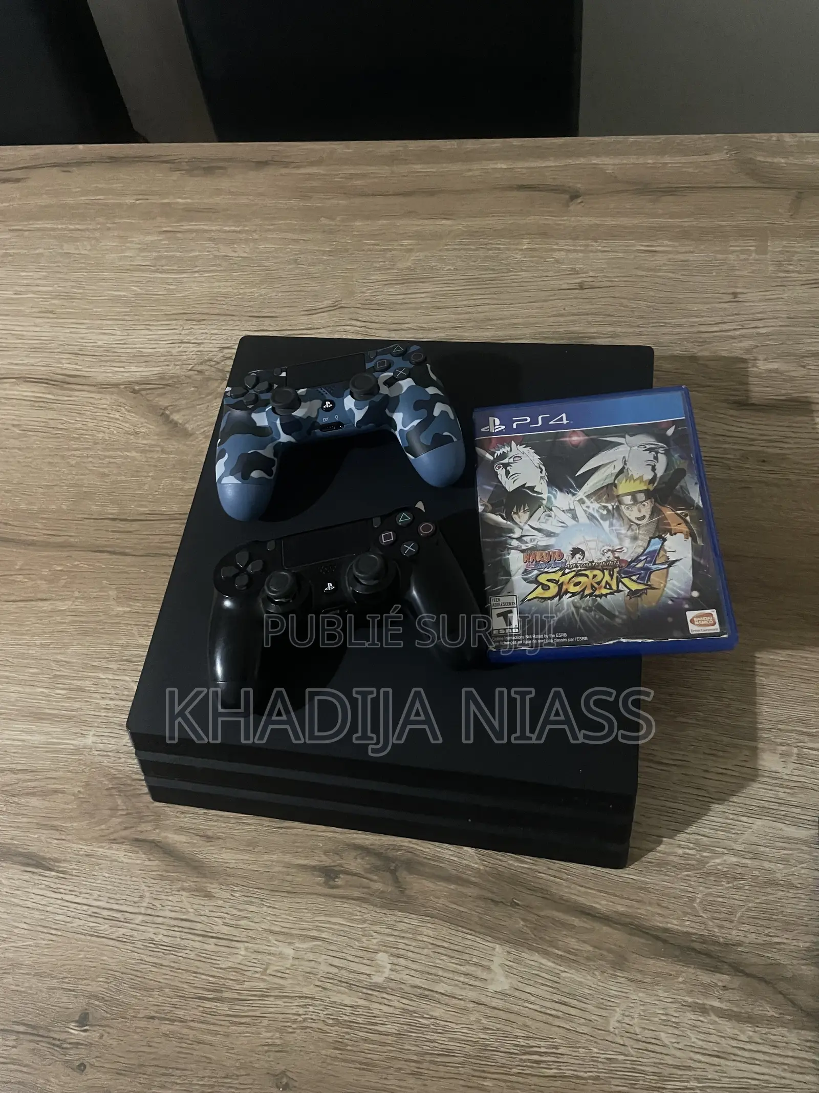Ps4 Pro + Deux Manette + Un Jeu