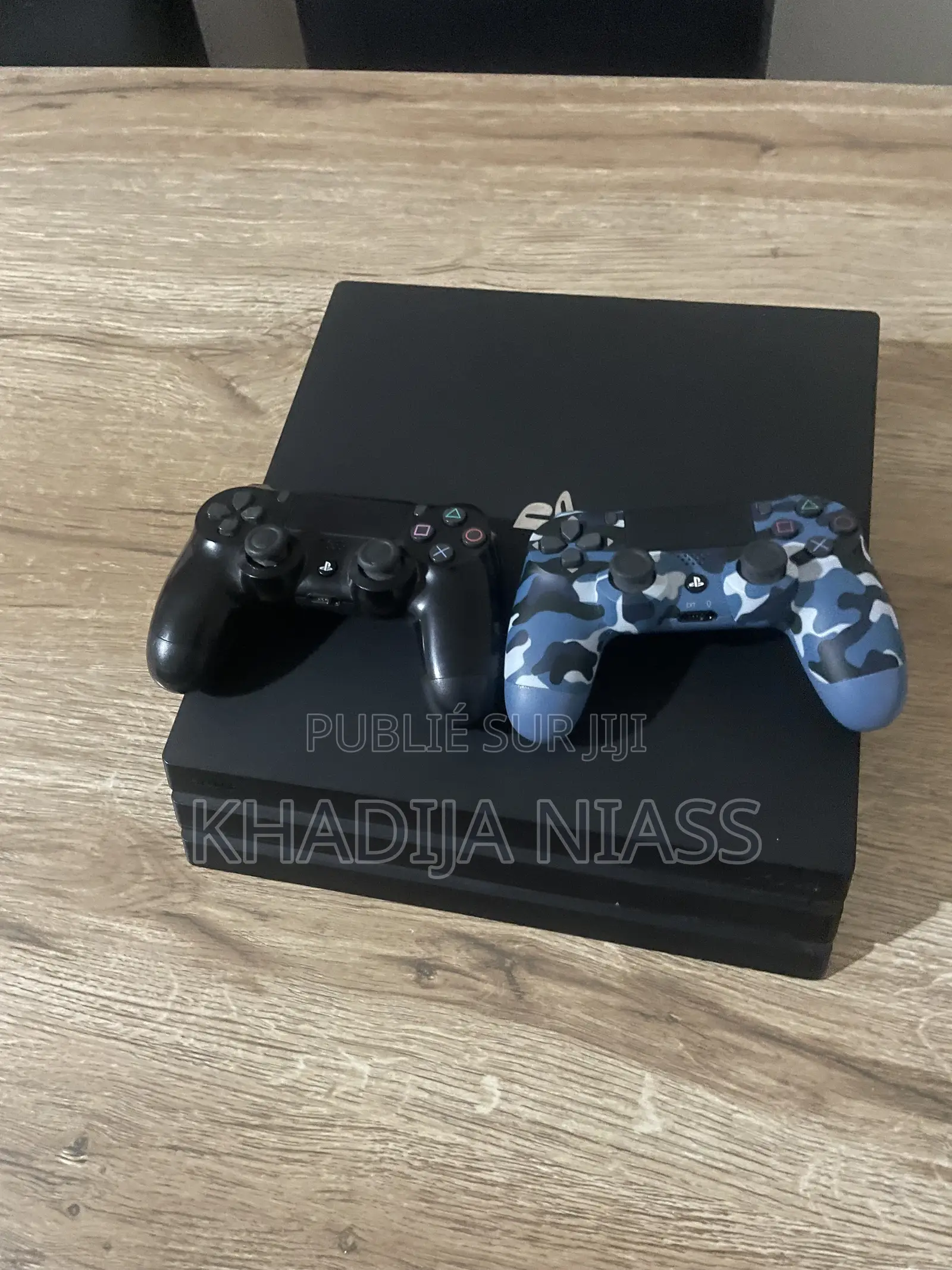 Ps4 Pro + Deux Manette + Un Jeu