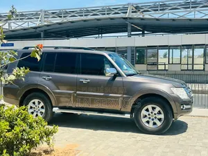 Mitsubishi Pajero 2015 Gris