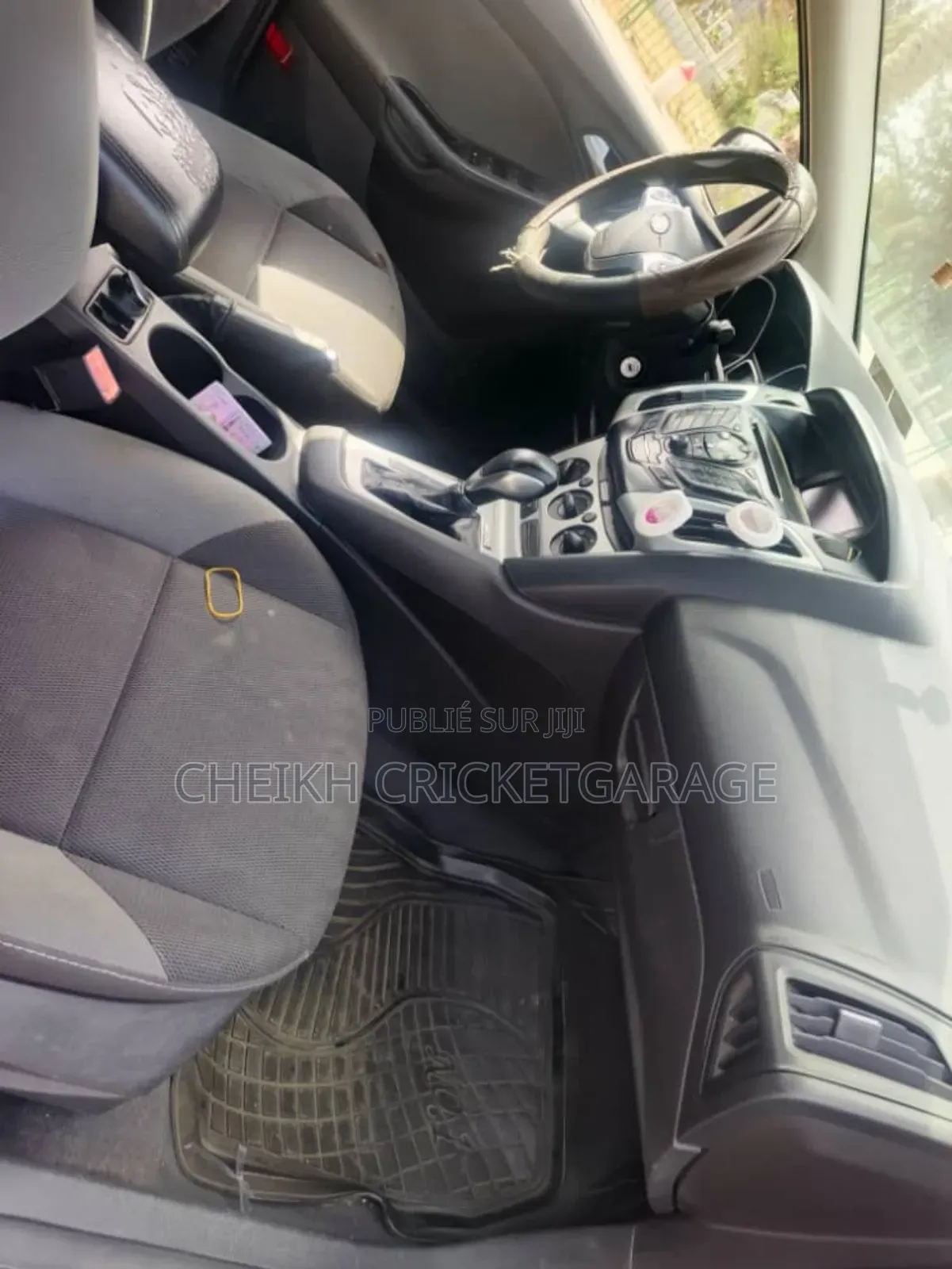 Ford Focus SE Sedan FWD (2.0L 4cyl 5M) 2013 Gris