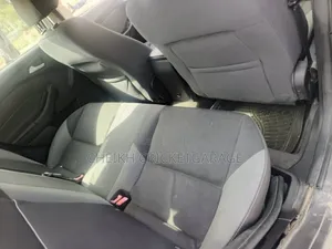Ford Focus SE Sedan FWD (2.0L 4cyl 5M) 2013 Gris