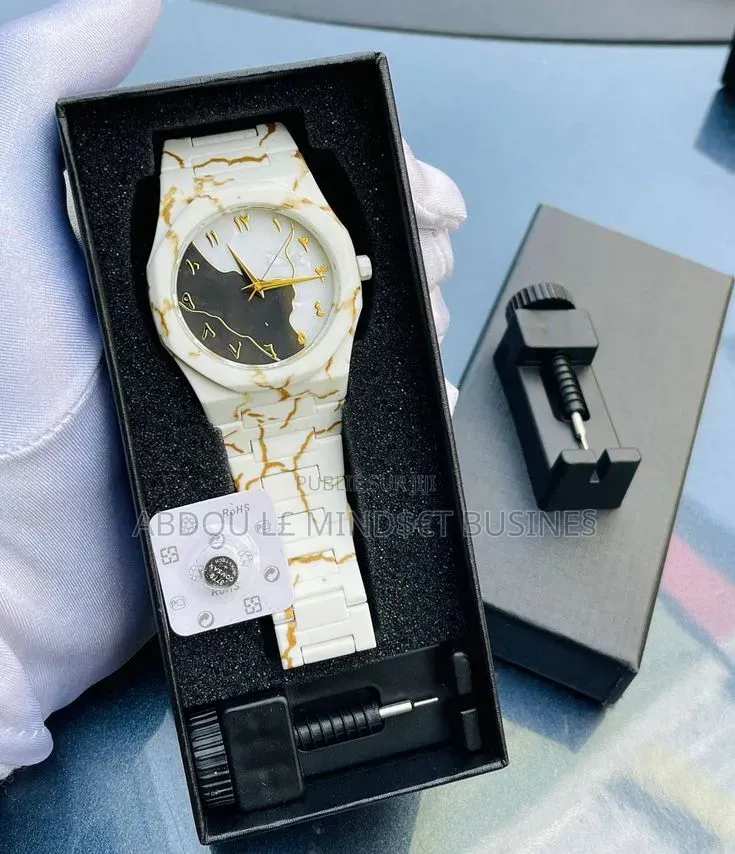Montre Poly Carbone Avec Boîte Disponible