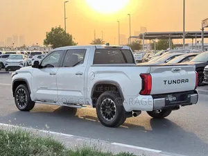 Toyota Tundra 2023 Blanc cassé