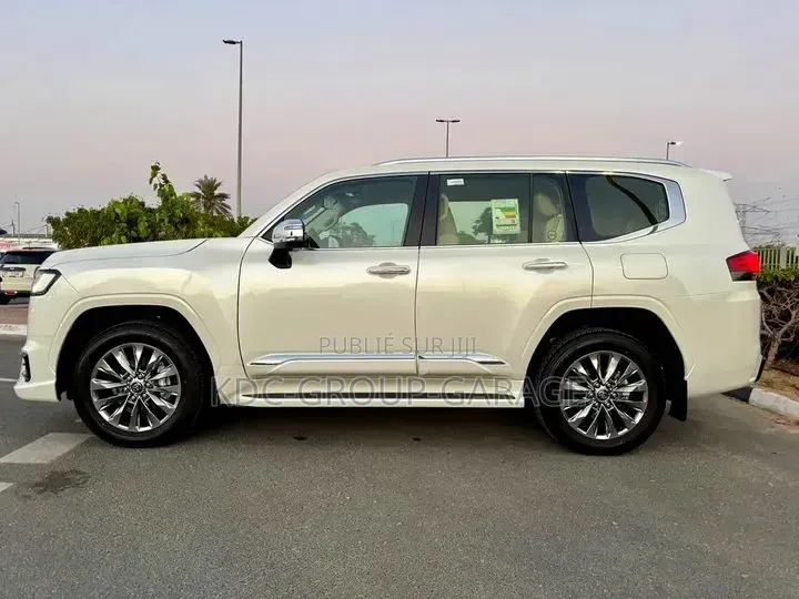 Nouveau Toyota Land Cruiser 2026 Blanc cassé
