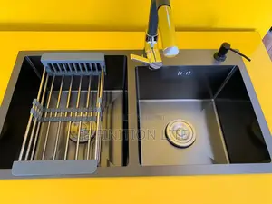 Évier De Cuisine Avec Un Robinet Mitigeur Extractible