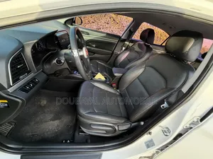 Hyundai Avante 2018 Blanc