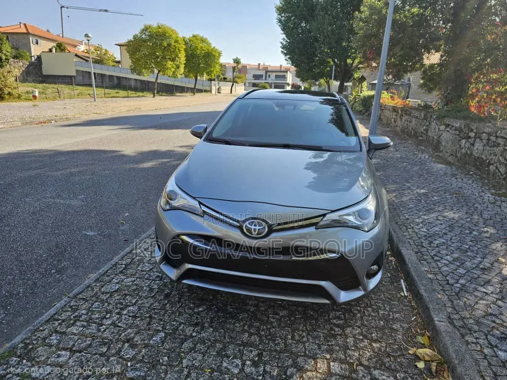 Toyota Avensis 2015 Gris