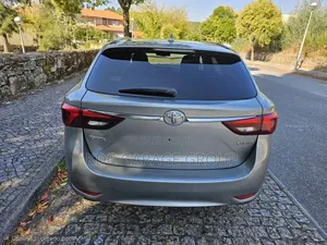Toyota Avensis 2015 Gris