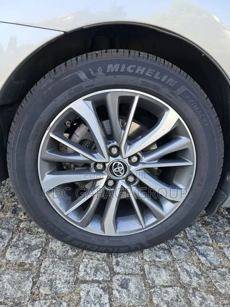 Toyota Avensis 2015 Gris