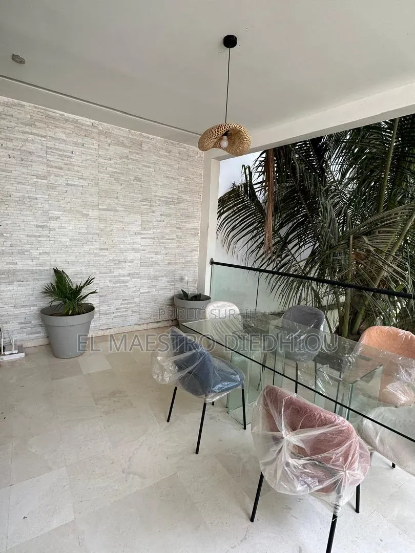 3chbre Maison dans Villa R+1 Moderne À, Rufisque à Louer