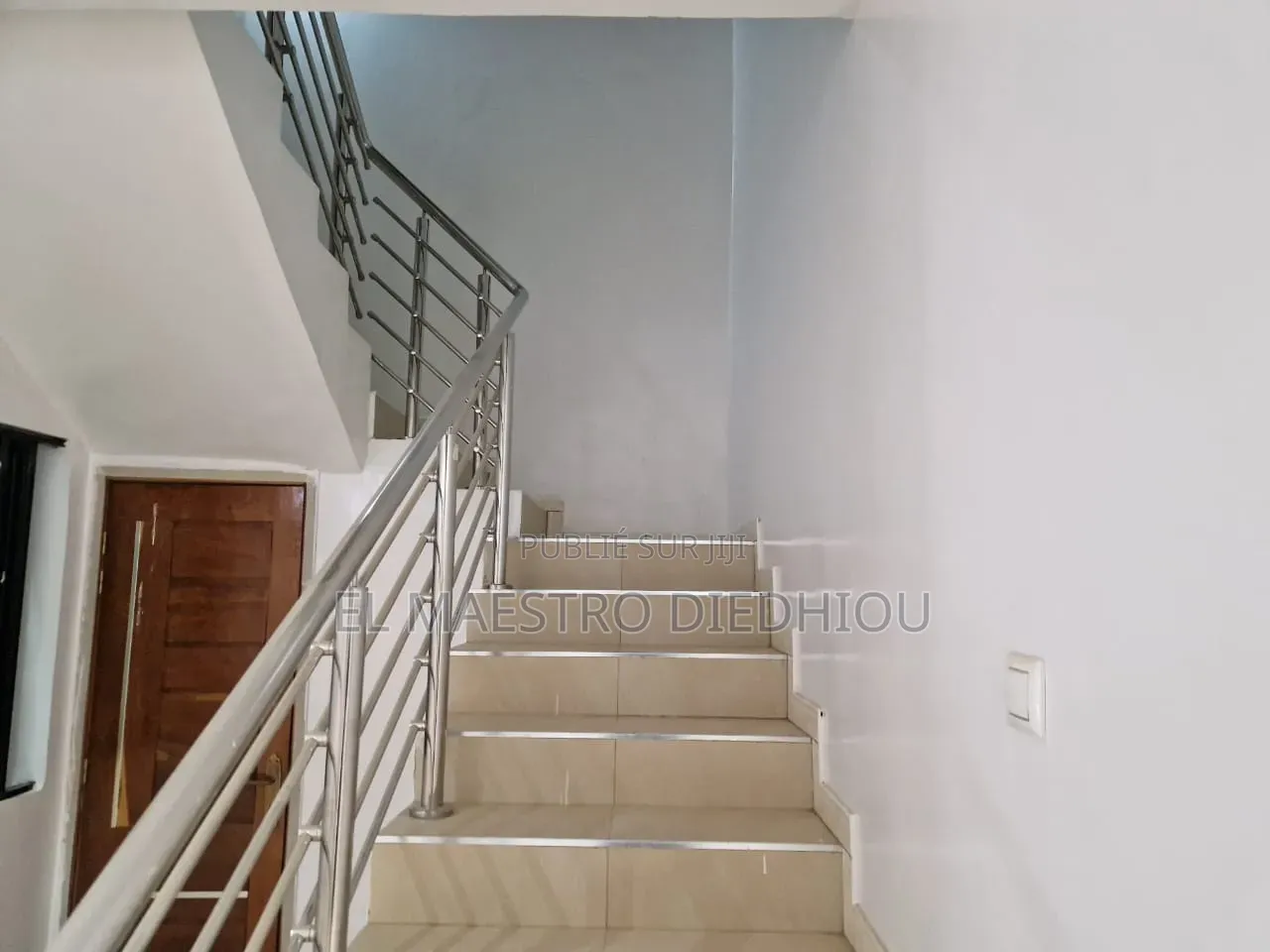 3chbre Villa dans Jolie Villa À Vendre, Rufisque à Vendre