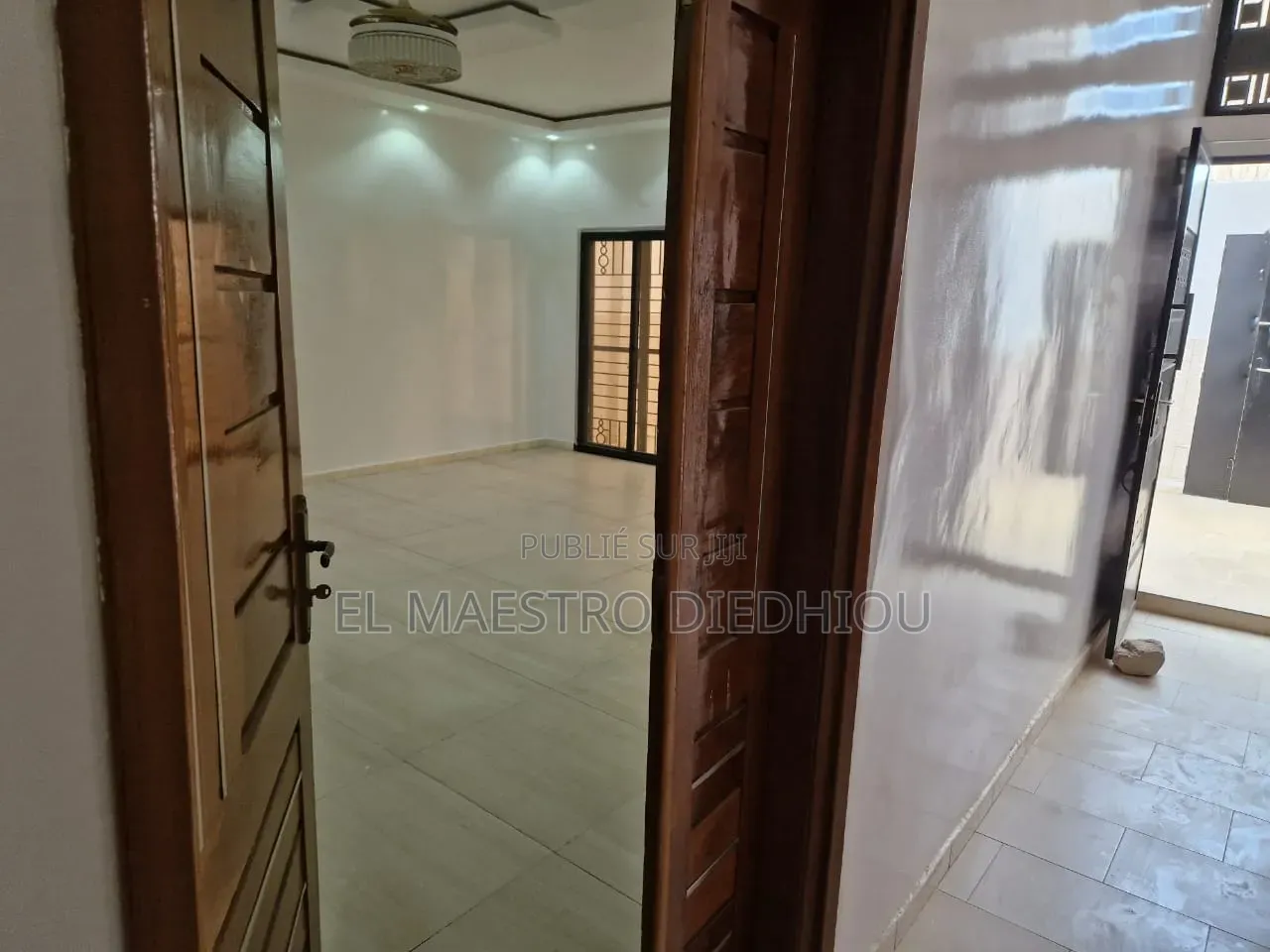 3chbre Villa dans Jolie Villa À Vendre, Rufisque à Vendre