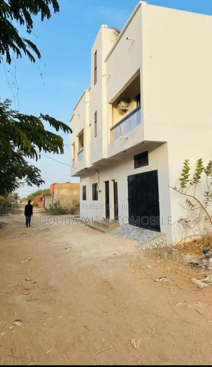 Meublé 3chbre Villa dans Ngaparou, Thiès Sud à Vendre