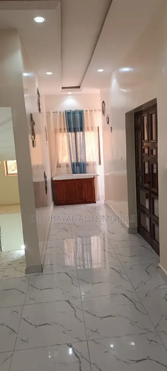 Meublé 3chbre Villa dans Ngaparou, Thiès Sud à Vendre