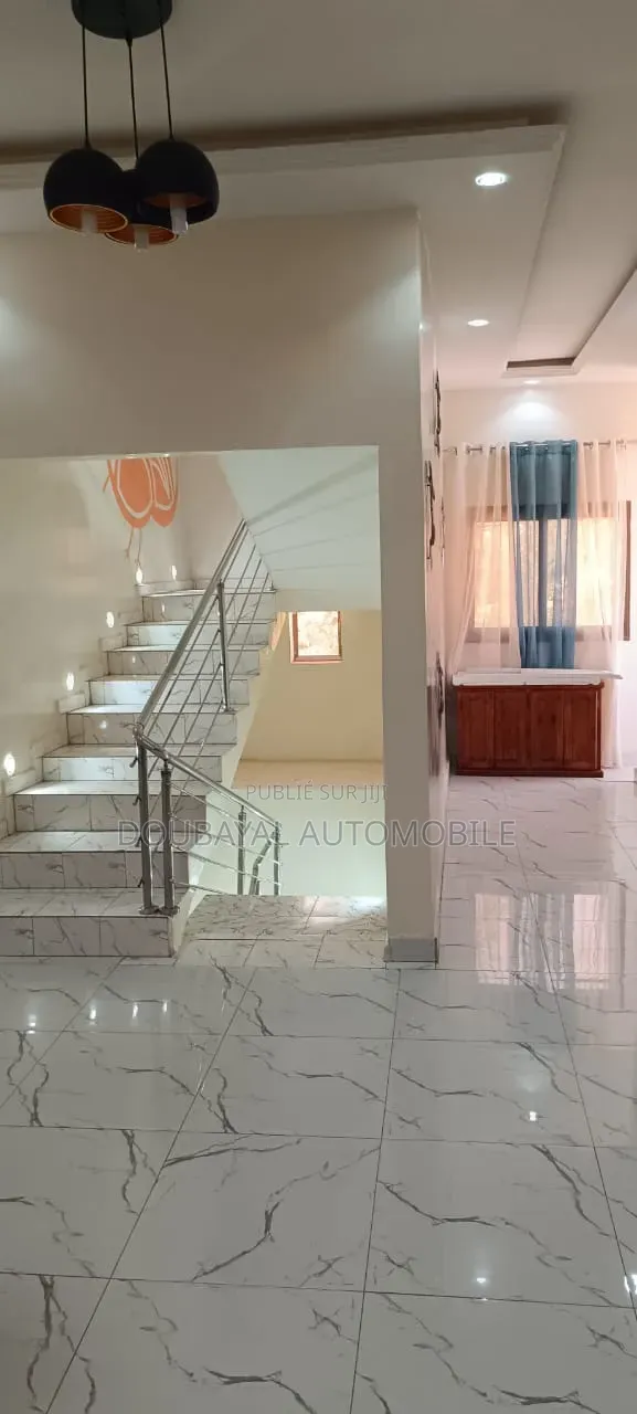 Meublé 3chbre Villa dans Ngaparou, Thiès Sud à Vendre