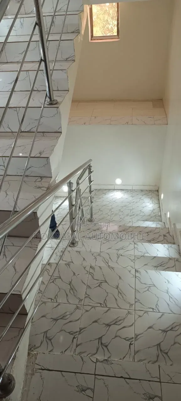 Meublé 3chbre Villa dans Ngaparou, Thiès Sud à Vendre