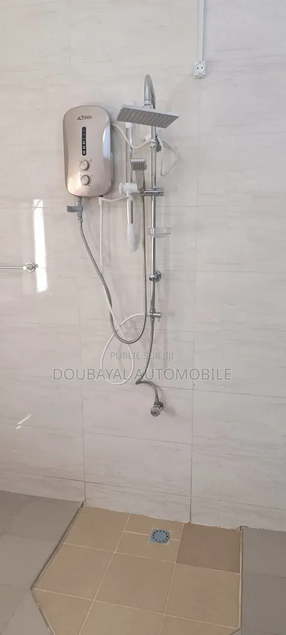 Meublé 3chbre Villa dans Ngaparou, Thiès Sud à Vendre