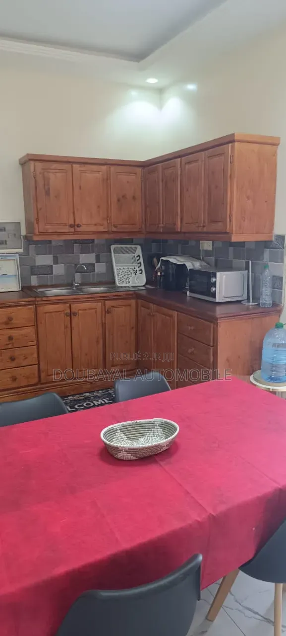 Meublé 3chbre Villa dans Ngaparou, Thiès Sud à Vendre