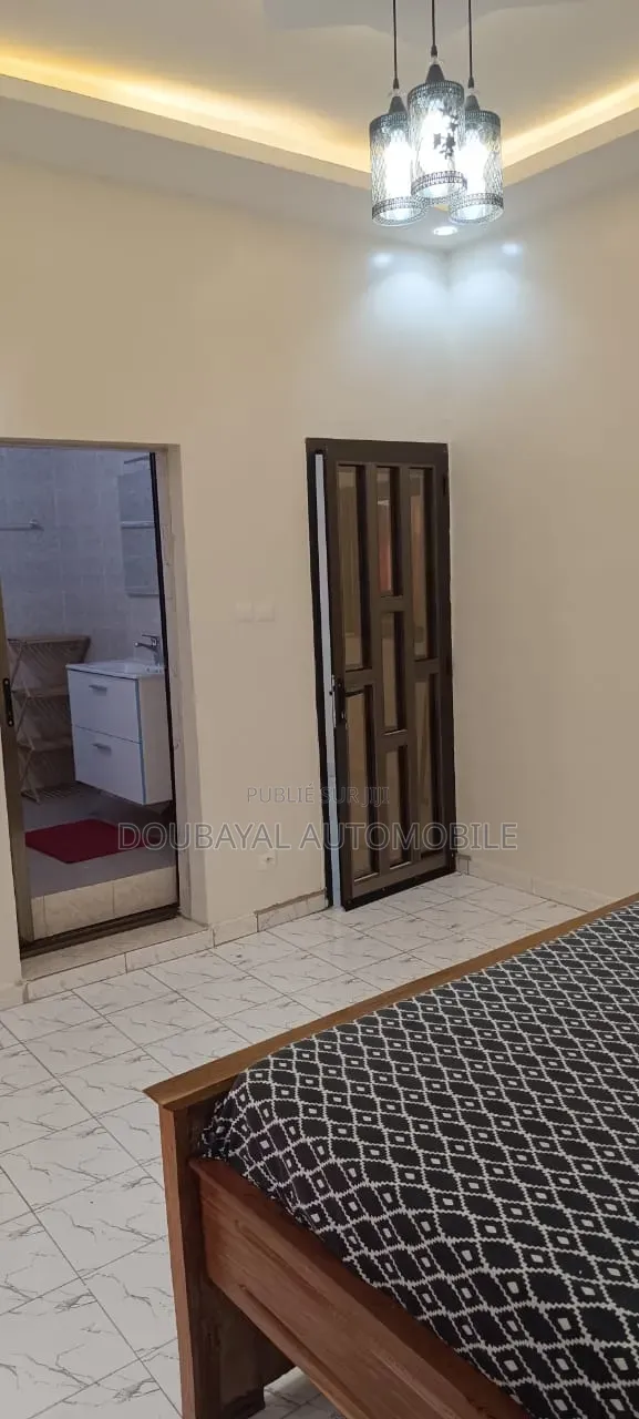 Meublé 3chbre Villa dans Ngaparou, Thiès Sud à Vendre