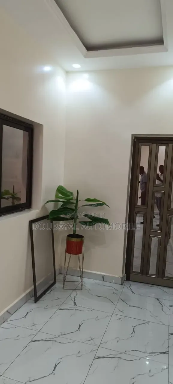 Meublé 3chbre Villa dans Ngaparou, Thiès Sud à Vendre