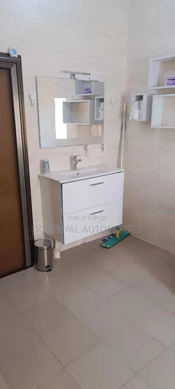 Meublé 3chbre Villa dans Ngaparou, Thiès Sud à Vendre