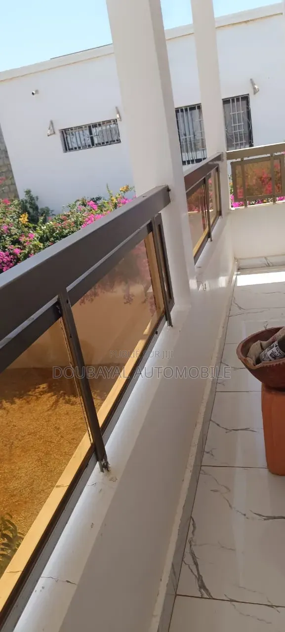 Meublé 3chbre Villa dans Ngaparou, Thiès Sud à Vendre