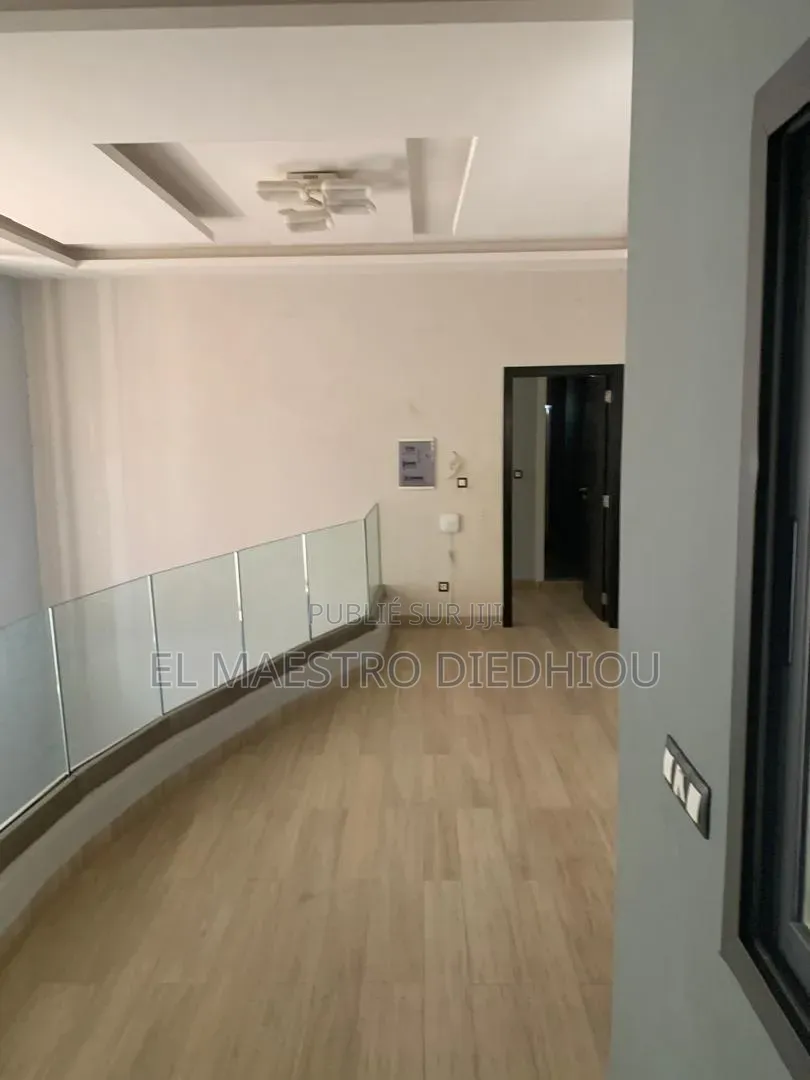 6chbre Maison dans Immeuble R+3 À Louer, Ouakam à Louer