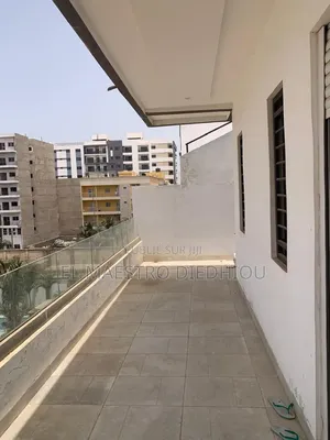 6chbre Maison dans Immeuble R+3 À Louer, Ouakam à Louer