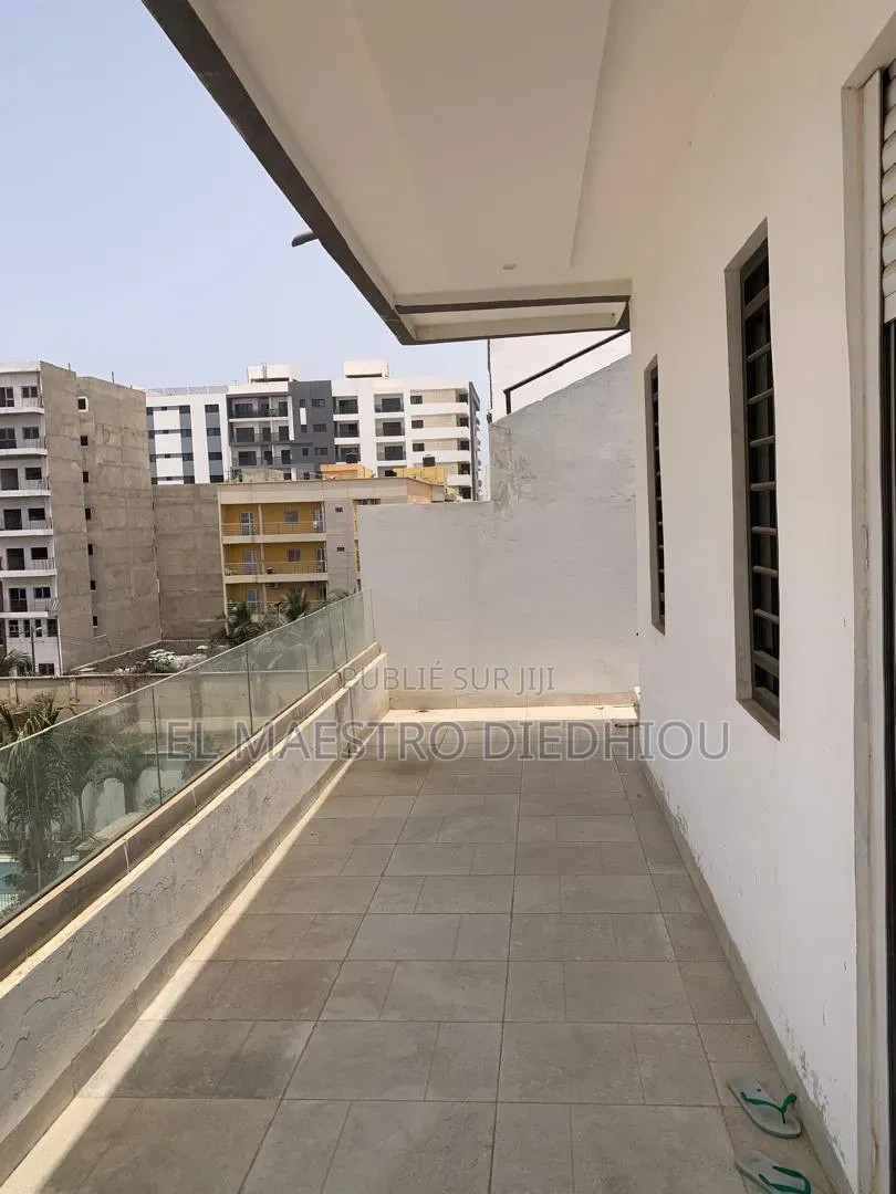 6chbre Maison dans Immeuble R+3 À Louer, Ouakam à Louer